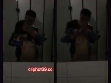 hai em học sinh phang nhau trong nhà vệ sinh