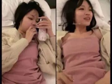 Địt em người yêu đang nói điện thoại