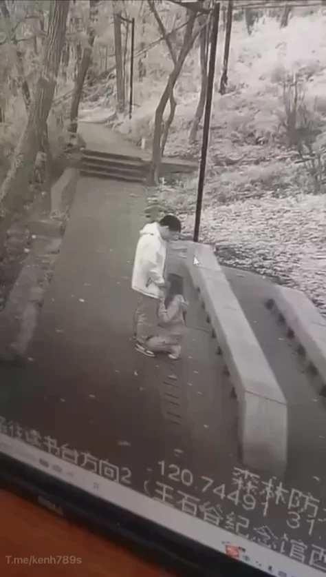 Bú cu public bị camera ghi hình lại