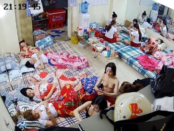 phòng ngủ của mấy em tiếp viên cực nóng bỏng – 2